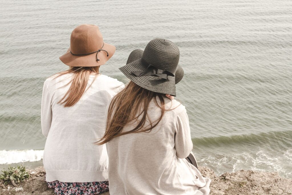 beach, hats, women-1868132.jpg